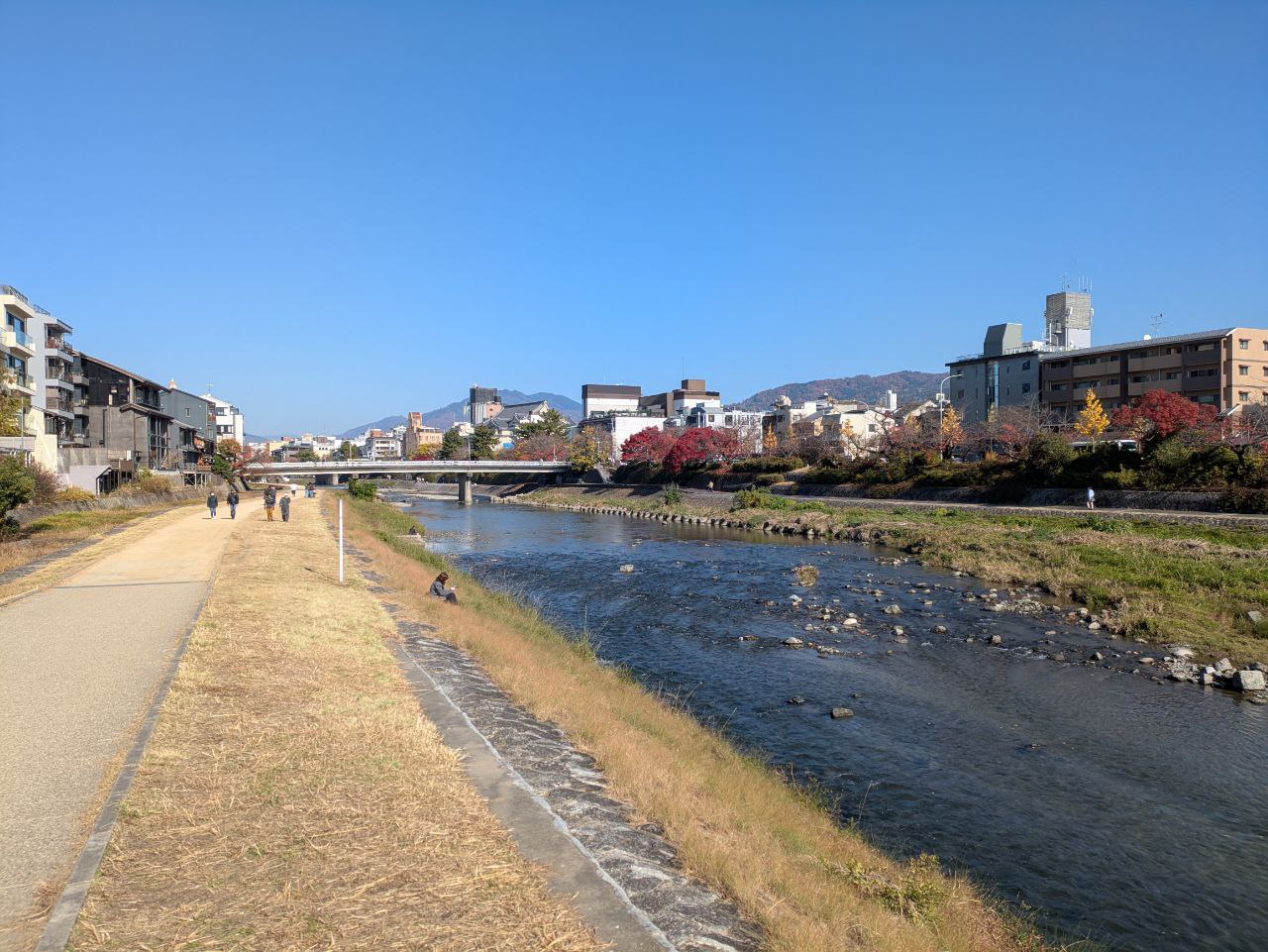 Figure 28: 秋日水孱缓，游人行迹未曾休，最鸭川