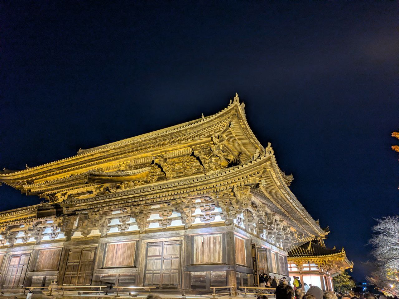 Figure 26: 金堂里面供奉药师如来，底座有十二神将，左右有日光观音和月光观音。如来像宝相庄严，背后有七个法相。