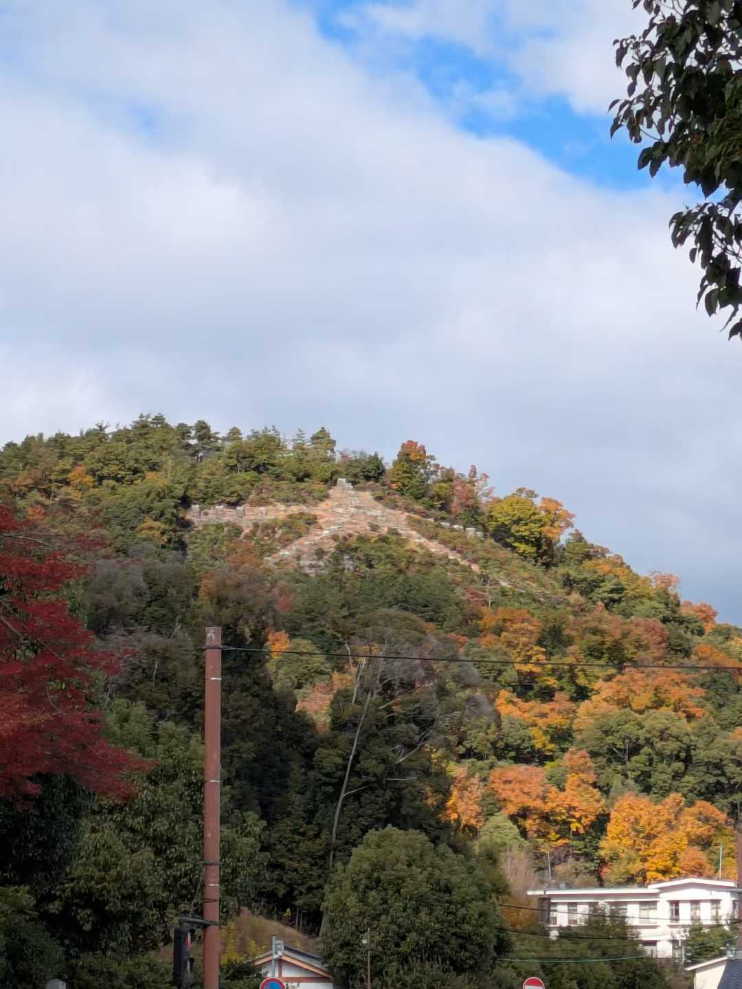 Figure 13: 光秃秃的如意岳大文字山，可惜上面没有天狗。